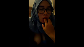 Gadis Indonesia Memberikan Blowjob Buatan Sendiri Sambil Mengenakan Jilbab