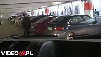 Teen (18+) Fa Un Pompino In Macchina Su Un Parcheggio Del Centro Commerciale