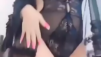 Tía Desi Con Tetas Grandes Canta Y Muestra Su Cuerpo