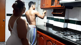 La Vicina Di Casa Milf Viene Scopata In Un Video Fatto In Casa In Cucina