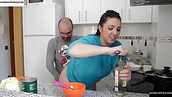 Casal Amador Faz Sexo Na Cozinha Em Homelyporn.Com.